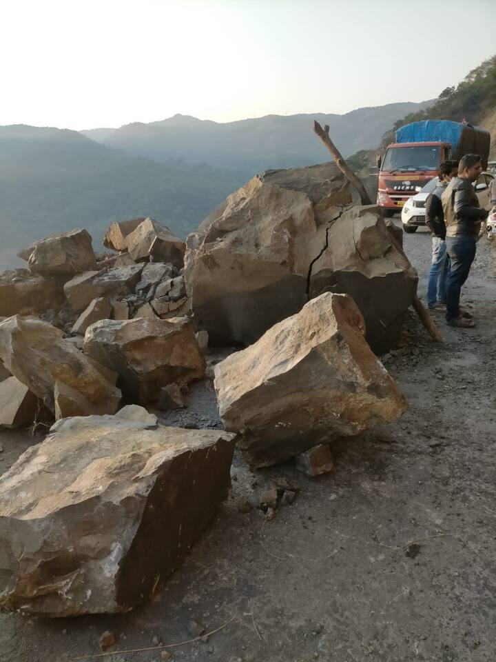 आज पहाटे महाड भोर मार्गावरील वरंध घाटात दरड कोसळली.