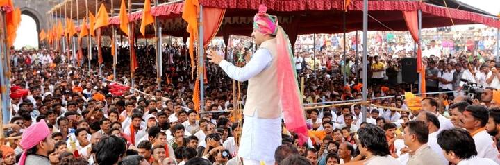 जनमानसातील राजा, अशीही त्यांही एक वेगळी ओळख आहे. अशा या युवराज संभाजीराजे छत्रपती यांच्यावर आतापासूनच त्यांच्या वाढदिवसाच्या शुभेच्छांचा वर्षाव करण्यात येत आहे. (छाया सौजन्य- युवराज संभाजीराजे छत्रपती / फेसबुक)