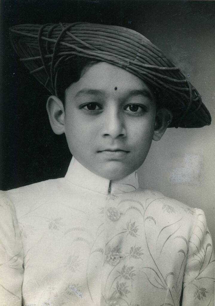 छायाचित्र आणि त्यामध्ये दिसणारा राजेशाही थाट पाहताना ही व्यक्ती नेमकी आहे तरी कोण, असाच प्रश्न अनेकांच्या मनात घर करत आहे, तर काहींना याचा अंदाजही आला आहे. (छाया सौजन्य- युवराज संभाजीराजे छत्रपती / फेसबुक)