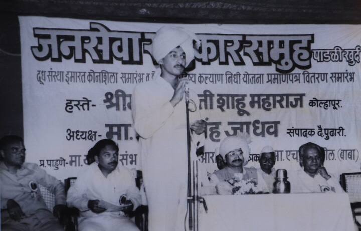 अशा या सोशल मीडियाच्या माध्यमातून सध्या एका खास व्यक्तीनं त्यांज्या जीवनातील कधीही न पाहिलेली छायाचित्र सर्वांच्या भेटीला आणली आहेत. (छाया सौजन्य- युवराज संभाजीराजे छत्रपती / फेसबुक)