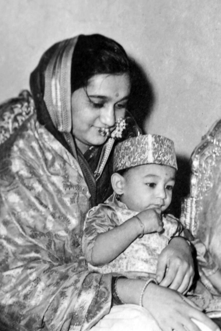 बालपणापासून ते अगदी जीवनातील प्रत्येक टप्प्यातील छायाचित्र त्यांनी इथं पोस्ट केली आहेत. (छाया सौजन्य- युवराज संभाजीराजे छत्रपती / फेसबुक)