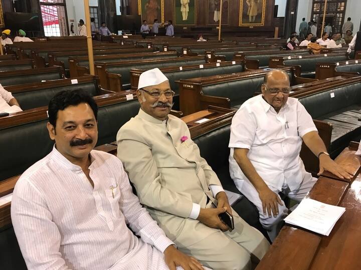 युवराज संभाजीराजे छत्रपती हे राजकीय वर्तुळातही अगदी सहजपणे वावरतात. त्यामुळं बड्या नेत्यांसमवेत त्यांच्या कायमत भेटीगाठी होत असतात. (छाया सौजन्य- युवराज संभाजीराजे छत्रपती / फेसबुक)