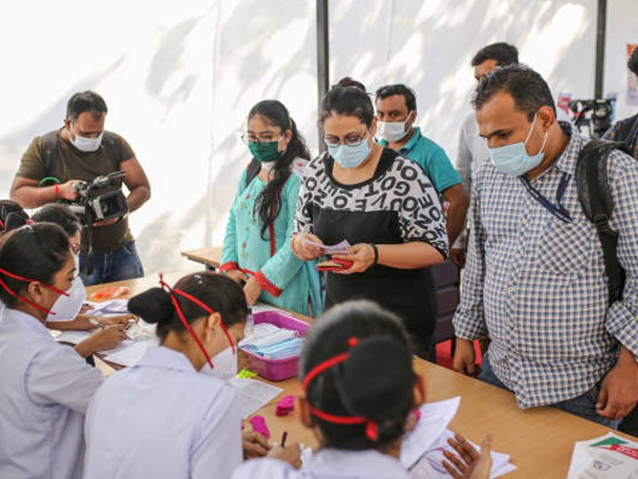 Mumbai Brokers infiltrate recruit volunteers frontline workers corona vaccine testing मुंबईत कोरोना लसीच्या चाचणीसाठी स्वयंसेवक गोळा करण्याच्या कामासाठी दलालांची घुसखोरी