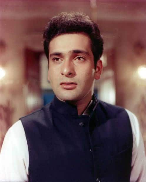 राज कपूर यांचासर्वात धाकटा मुलगा अशी राजीव कपूर यांची ओळख. सेलिब्रिटी कुटुंबाचा वरदहस्त असतानाही राजीव कलाविश्वात फारशी यशस्वी कारकिर्द साकारू शकले नाहीत. किंबहुना वडील राज कपूर यांच्याशी त्यांचं नातं फारसं चांगलं नव्हतं.