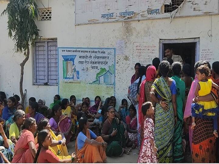 दारु दुकान हटवा मगच सरपंच, उपसरपंच निवडा; नांदेडमधील महिलांचा ग्रामपंचायतीसमोर ठिय्या Nanded New - Remove the liquor shop and then select the Sarpanch people agitation in front of the Gram Panchayat office दारु दुकान हटवा मगच सरपंच, उपसरपंच निवडा; नांदेडमधील महिलांचा ग्रामपंचायतीसमोर ठिय्या