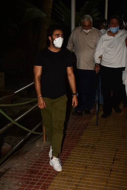 यावेळी कपूर कुटुंबातील सर्व सदस्य राजीव कपूर यांच्या निवासस्थानी उपस्थित होते.