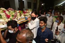 Rajeev Kapoor Funeral: राजीव कपूर यांच्या अंत्ययात्रेत एकवटले कपूर कुटुंबीय, पुतणे रणबीर कपूरने दिला खांदा