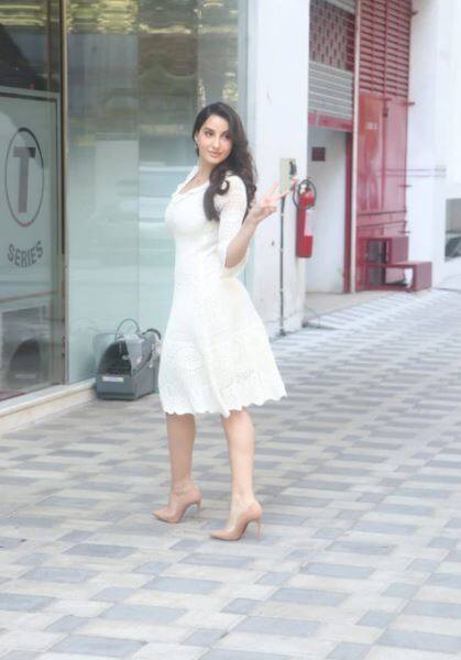 White Midi मध्ये नोका खरंच खूप सुंदर दिसत होती. 