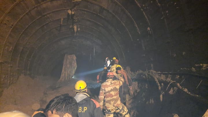 नद्यांवर सुरु असणाऱ्या प्रकल्पांनाही याचा फटला बसला, संपूर्ण प्रकल्पच नव्हे तर त्यावर काम करणारे मजूरही पाण्याच्या लोंढ्यात वाहून गेले. (सर्व छायाचित्रं- @ITBP_official/ ट्विटर) 