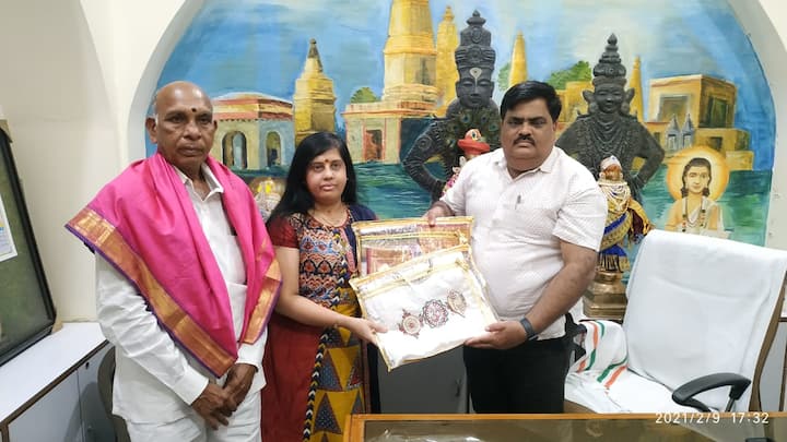 सविता चौधरी यांनी बंगळुरुमध्ये आपला फॅशन डिझायनिंगचा व्यवसाय सुरु केल्यावर पहिला पेहराव देवाचा बनवला आहे. वसंत पंचमी ते रंग पंचमी हा विठुरायाच्या विवाह सोहळ्याच्या कालावधीत देवाला व रुक्मिणी मातेला पांढरी वस्त्रे परिधान केली जात असतात.