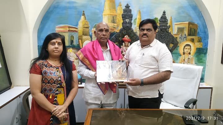  यंदा कोरोनामुळे मात्र हा विवाहसोहळा केवळ मोजक्या मंडळींच्या उपस्थतीत साजरा होत असल्याने यंदा वऱ्हाडी मंडळींच्या संख्येला ब्रेक लागला आहे . 