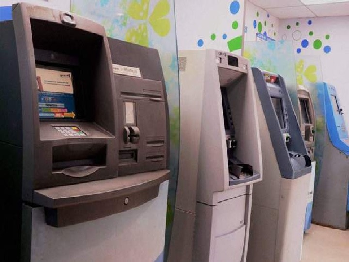 Duplicate ATM Fraud Cloning machine with 74 ATM cards confiscated 74 एटीएम कार्डसह क्लोनिंग मशीन जप्त, लाखो रुपये लंपास करणाऱ्या टोळीचा पर्दाफाश
