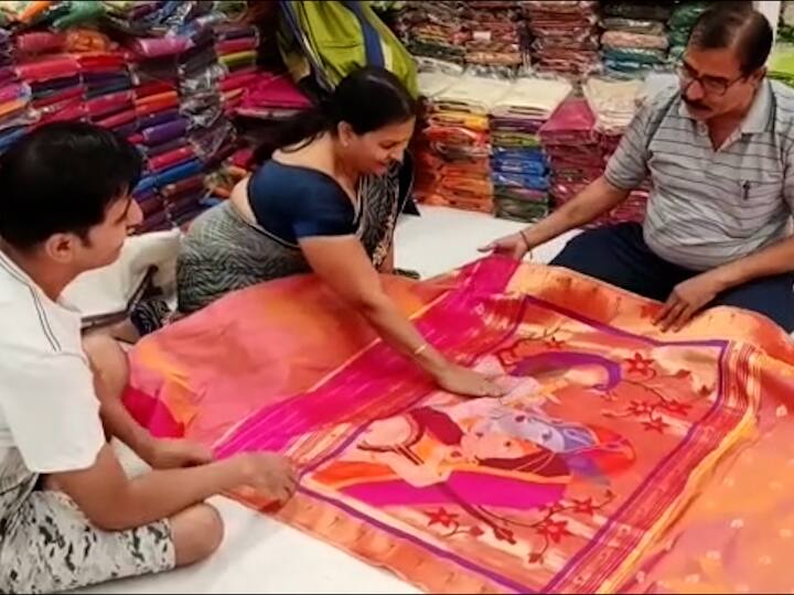 अशाच प्रकारे येवल्यातील पैठणी विणकर असलेल्या सुनिल कोकणे या विणकराने श्रीकृष्ण आणि त्याच्यावर निस्सिम भक्ती असलेल्या मिराबाईची कलाकृती पैठणीवर साकारली आहे.