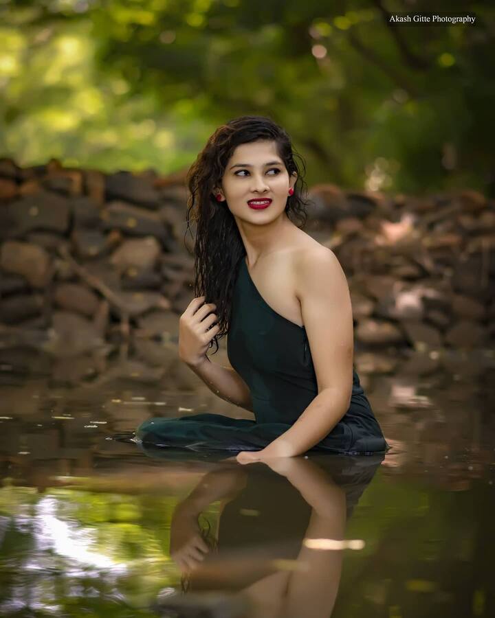 एवढेच नाही तर पूजा चव्हाण यांच्या संवादाच्या टेप्स बाराखडी पोलिसांकडे दिल्या असल्याचेही विधानसभेचे विरोधी पक्षनेते देवेंद्र फडणवीस यांनी सांगितलं. मात्र यानंतरही कुटुंबातला कुठलाही व्यक्ती या प्रकरणावर बोलायला तयार नव्हता. (छाया सौजन्य : instagram @the_poojalahuchavan)