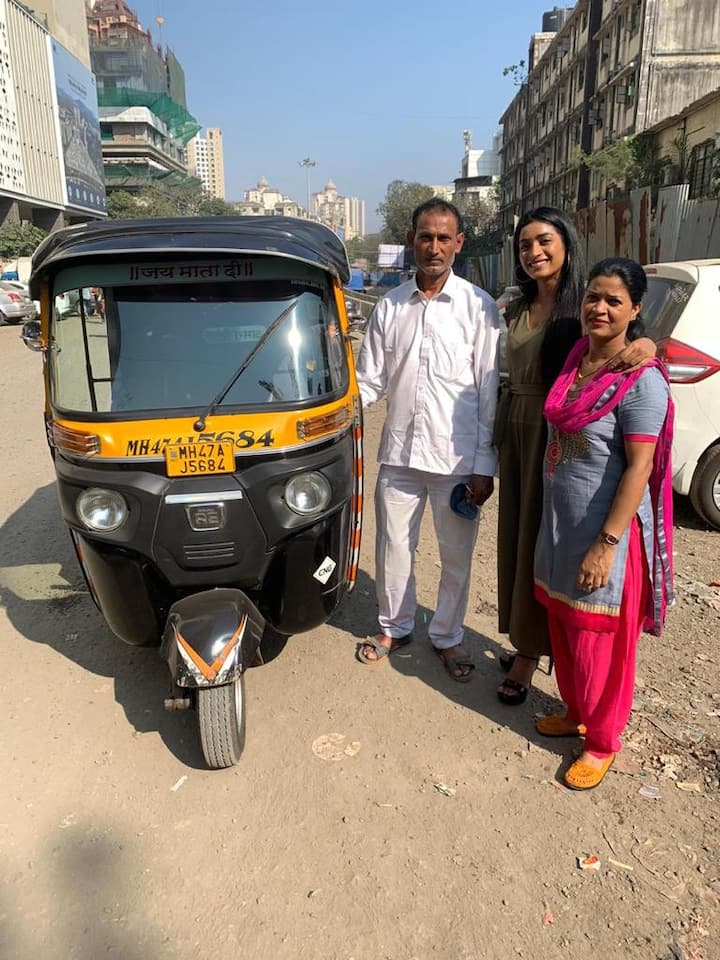 आई-वडिलांकडे मान्याच्या शालेय शिक्षणासाठी देखील पैसे नव्हते. मुलीच्या शिक्षणाचे पैसे देऊ शकत नाही पण तिला शाळेत शिक्षण घेण्याची परवानगी देण्यात यावी, अशी विनंती तिच्या पालकांनी केली होती. त्यामुळे  ते दरवर्षी फक्त परीक्षा शुल्क देत होते. 