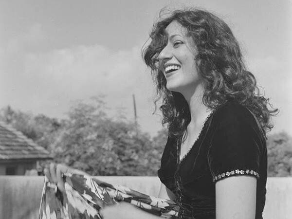 गतकाळातील गाजलेले संगीत दिग्दर्शक एस. महेंद्र यांच्यानुसार या गोष्टीचा खुलासा तेव्हा झाला, ज्यावेळी एके दिवशी चित्रपटाच्या पुढील दृश्याची तयारी झाली, मधुबाला यांना बोलवणंही आलं. त्यावेळी त्यांनी पर्समधून एक लहानसं पुस्तक काढलं आणि डोक्यावरुन ओढणी घेत ते वाचू लागल्या. दृश्यासाठी बोलवणं आलं त्यावेळी त्यांनी हे पुस्तक आणि पर्स महेंद्र यांच्या जबाबदारीवर सोडून देत त्या चित्रीकरणासाठी गेल्या. त्याचवेळी महेंद्र यांनी पुस्तक खोलून पाहिलं तेव्हा ते फारसी भाषेतील