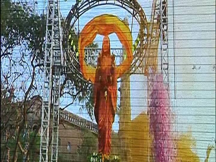 जेजुरी गडावर उभारण्यात आलेल्या पुण्यश्लोक अहिल्याबाई होळकर यांच्या पूर्णाकृती 12 फुटी पुतळ्याचं अनावरण करण्यात आल्यानंतर खंडेरायाच्या या गडाला एक वेगळाच साज चढवल्याचं पाहायला मिळालं.