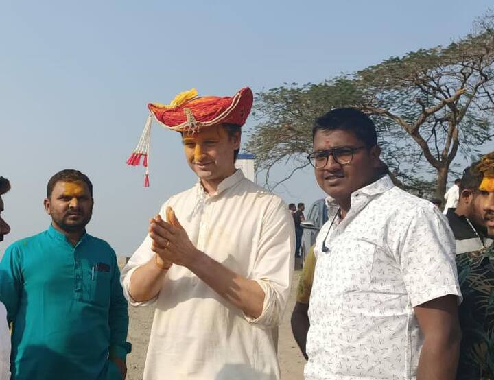 होळकर पगडी घातलेले आणि कपाळावर भंडारा लावलेले यशवंतराव होळकर, 'यळकोट यळकोट जय मल्हार', म्हणत जेजुरी गडावर खंडोबाचे दर्शन घेण्यासाठी येताच त्यांना पाहण्यासाठी लोकांनीही गर्दी केली होती.