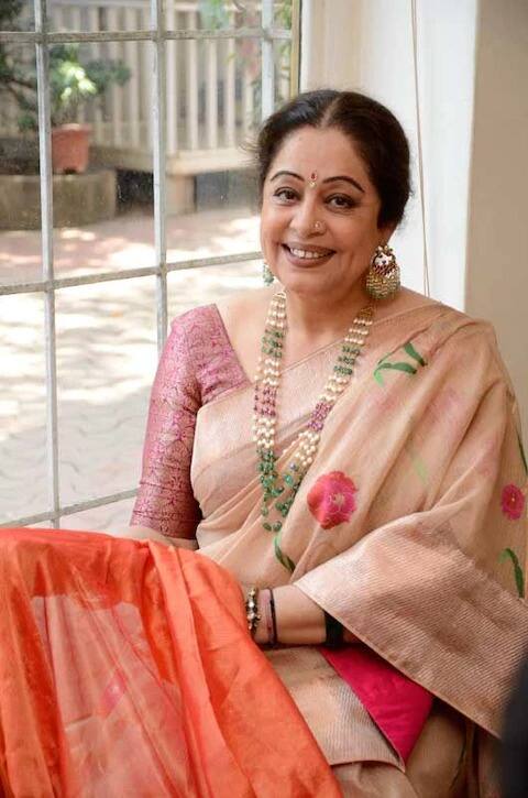 अभिनेत्री किरण खेरने अनुपम खेरशी दुसरं लग्न केलं आहे. तिच्या पहिल्या पतीचं नाव गौतम बेदी असून तो उद्योगपती आहे.