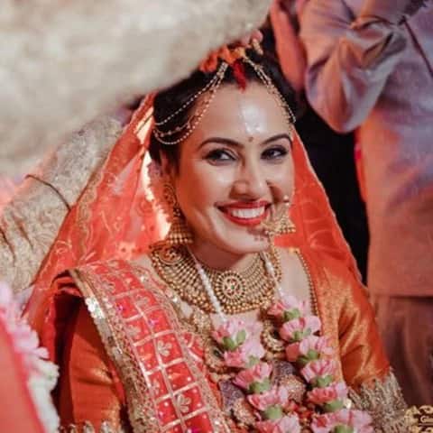 गेल्या वर्षी अभिनेत्री काम्या पंजाबीने दिल्लीचा उद्योगपती शलभ डांगशी दुसरा विवाह केला होता. त्या आधी तिने 2003 साली बंटी नेगीशी विवाह केला होता. दहा वर्षाच्या संसारानंतर 2013 तिने घटस्पोट घेतला.