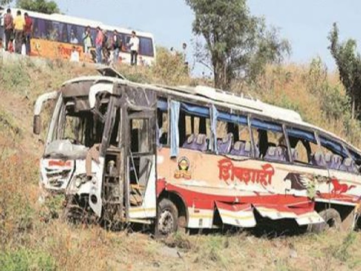 Shivshahi bus leaving Nanded depot crashes at Kamareddy in Telangana 17 injured नांदेड आगाराहून निघालेल्या शिवशाही बसचा तेलंगाणातील कामारेड्डीत भीषण अपघात; 17 जण गंभीर जखमी