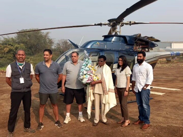 farmer entrepreneur bought a helicopter as a hobby शेतकऱ्याचा नादखुळा! हौस म्हणून चक्क हेलिकॉप्टरचं केलं खरेदी