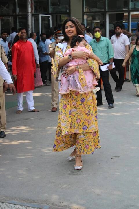 शिल्पाने आपल्या मुलीला कडेवर उचलून खूप पोज दिल्या.