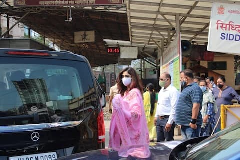 आज शिल्पा मंदिरात पोहोचली तेव्हा तिच्यासोबत बहीण शमिता शेट्टीही होती.