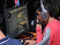 सावधान ! तासन् तास हातात मोबाईल घेऊन बसणाऱ्या मुलांचं घरदार सोडून मुंबईत पलायन