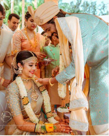 लग्नाच्या फोटोंसोबतच कृष्णा आणि मिलाना यांच्या मेहंदी सोहळ्याचेही फोटो समोर आले आहेत. 