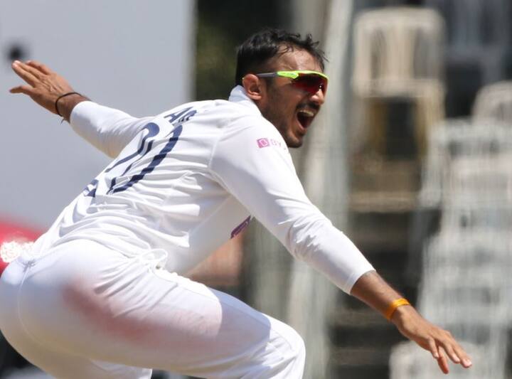 भारताकडून पदार्पण करणाऱ्या अक्षर पटेलने 60 धावा देऊन 5 विकेट घेतल्या. याशिवाय आर अश्विन तीन विकेट घेण्यास यशस्वी झाला आणि कुलदीप यादवने दोन विकेट घेतल्या.