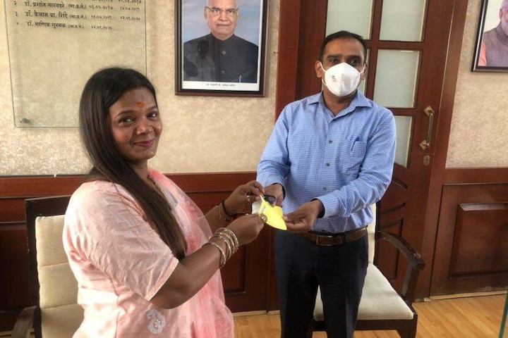 Palghar Zilla Parishad president fined for not wearing mask पालघर जिल्हा परिषद अध्यक्षांना मास्क न वापरल्याने दंड
