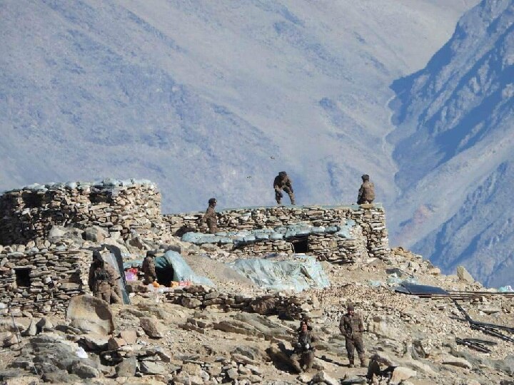 India China disengagement Ladakh Chinese Troops Remove Tents Walk To Waiting Trucks India-China Border | एक पाऊल मागे! पँगाँगच्या उत्तर किनारी भागातून चीनची माघार, तंबूही हटवले