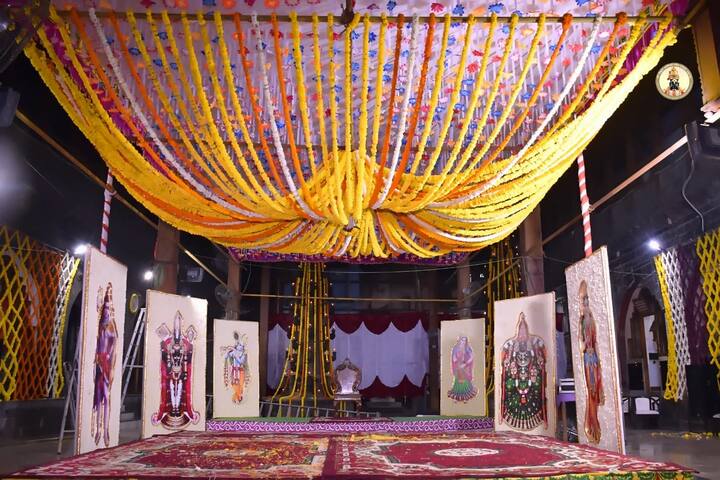 बरोबर 12 वाजता रुक्मिणी स्वयंवर विवाह मुहूर्त येईल आणि विठ्ठल रुक्मिणीच्या उत्सव मूर्ती सजवलेल्या विवाह मंडपात आणल्या जातील आणि साधारण बारा वाजता या विवाहाला सुरुवात, यानंतर लग्नाच्या भोजनावळी सुरू(छाया सौजन्य :  facebook @VitthalRukminiTodayDarshan)