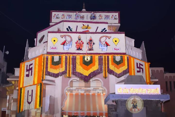मंदिराच्या महाद्वार अर्थात नामदेव पायरीला देखील विवाह वाद्यांची आकर्षक सजावटीचे काम हाती घेतले असून यात विवाहातील सर्व वाद्ये, डोली फुलातून साकारले आहे. (छाया सौजन्य :  facebook @VitthalRukminiTodayDarshan)