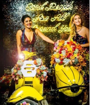 Whitney Wolfe Herd या अगोदर प्रसिद्ध डेटिंग अॅप   Tinder मध्ये कामाला होती.  Bumble हे जगातील सर्वाधिक कमाई करणारे अॅप आहे. 