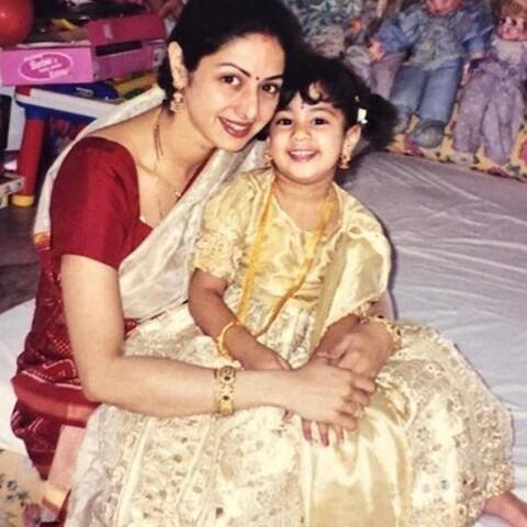 श्रीदेवीः बॉलिवूडची पहिली सुपरस्टार श्रीदेवीने 1996 मध्ये बोनी कपूरसोबत प्रेम विवाह केला. मीडिया रिपोर्टनुसार, श्रीदेवी आणि बोनी लग्नाआधी एकत्र एकत्र राहू लागले आणि याच काळात श्रीदेवी गर्भवती राहिली. दोघांनी घाईघाईने लग्न केले. त्यांच्या लग्नाच्या काही महिन्यांनंतर त्यांची मोठी मुलगी जान्हवीचा जन्म झाला.