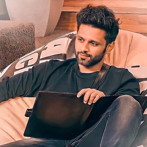 गायक राहुल शो अर्ध्यात सोडून गेला होता. परंतु आता परत आला असून सहभागासाठी आठवड्याला 1 लाख रुपये मिळतात.