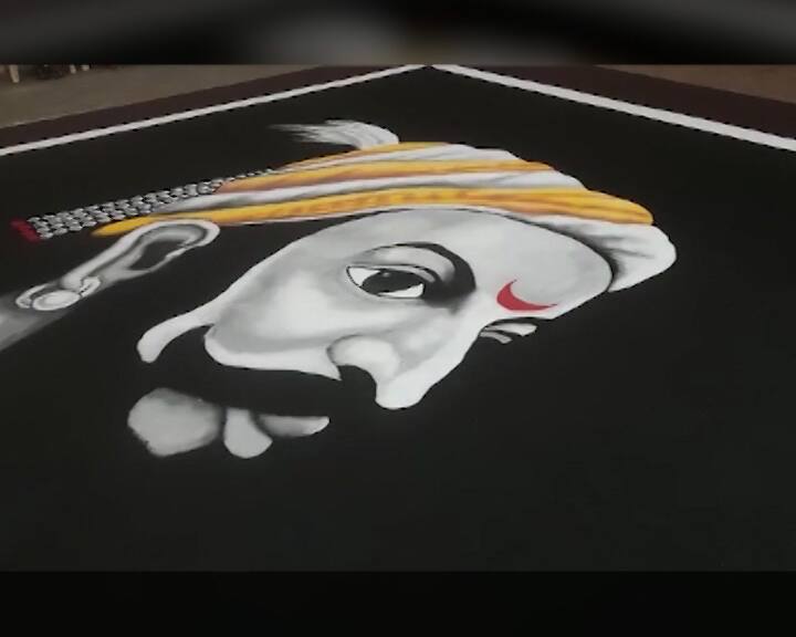 सोलापुरातील चिरागअली सोशल फाउंडेशनचे अय्युब पठाण यांच्यावतीने दयानंद महाविद्यालयात महाराजांची भव्य रांगोळी साकारण्यात आली आहे.