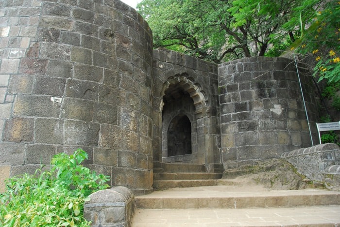 उत्साहाच्या वातावरणात राज्यभर शिवाजी महाराजांना वंदन करण्यात येत आहे. जयंतीनिमित्त राज्यभर ठिकठिकाणी कार्यक्रमांचे आयोजन करण्यात आले आहे. कोरोना संबंधित नियमांचे पालन करुन शिवरायांना अभिवादन केलं जात आहे.