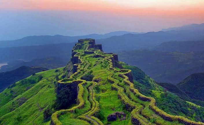 शिवरायांनी स्वराज्य निर्माण करताना सह्याद्रीच्या कुशीत वसलेल्या किल्ल्यांचा वापर केला. त्यामुळे मुघलांसारख्या बलाढ्य शत्रुलाही ते चकवा देऊ शकले. 