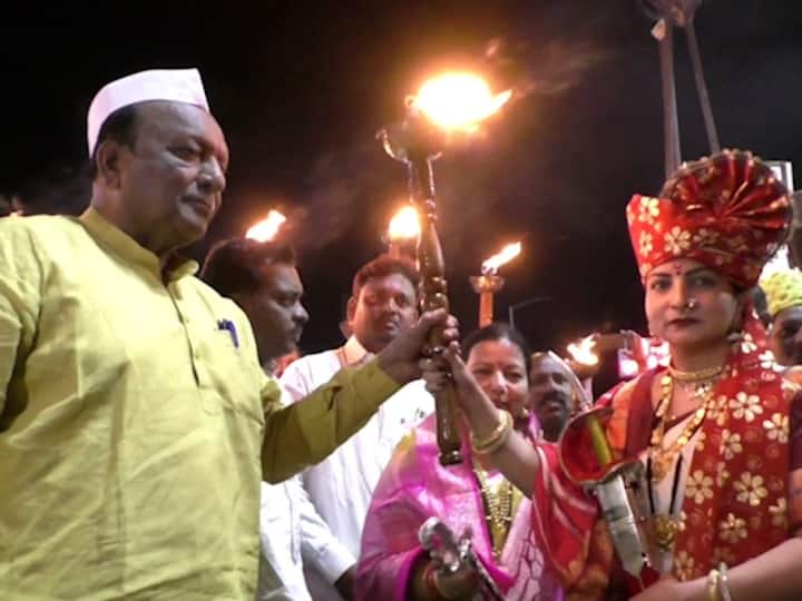 जिजाऊच्या वेशात या महिलांनी एका हातात मशाल व दुसऱ्या हातात तलवार घेत दामाजी चौकात रॅली केली.