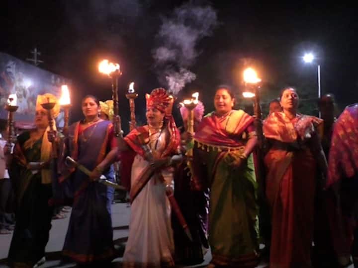 सध्या पुन्हा कोरोनाचे संकट वाढत चालल्याने मोजक्या महिलांना पोलिसांनी परवानगी दिली होती.