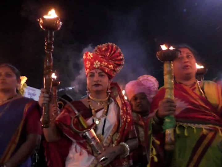 सध्या महिला आणि मुलींवर वाढत चाललेले अत्याचारासाठी महिलांनी हातात मशाल व तलवार घेऊन रॅली काढल्याचे आयोजक कोमल ढोबळे यांनी सांगितले.