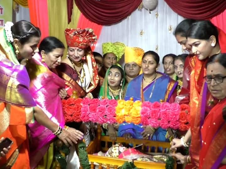 यावेळी माजी मंत्री लक्ष्मण ढोबळे , मंगळवेढ्याच्या नगराध्यक्षा व इतर महिला उपस्थित होत्या .