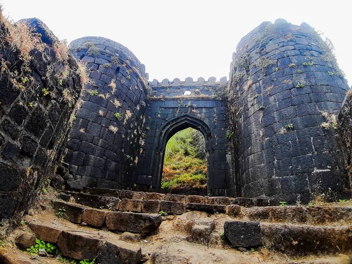 ऐतिहासिक अशा अनेक किल्ल्यांची, त्याच्या काही बुरुजांची पडझड झाल्याचं पहायला मिळतंय. शिवरायांच्या या खऱ्या स्मारकांचे जतन करणे आणि त्यांचे पावित्र राखणे आवश्यक आहे. 