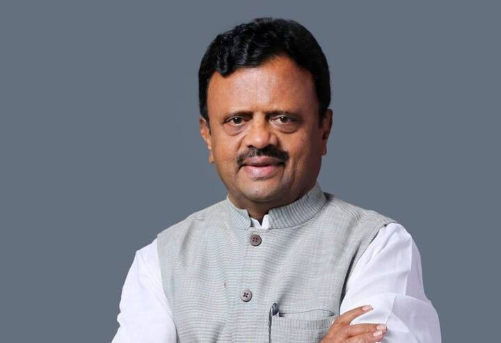 मंत्री राजेंद्र शिंगणे यांना देखील कोरोनाची लागण झाली आहे. ट्वीट करुन त्यांनी याबाबत माहिती दिली आहे, त्यांनी म्हटलंय की, मला कोरोनाची लागण झाल्यामुळे मुंबई येथील राष्ट्रवादी काँग्रेस पक्षाच्या प्रदेश कार्यालयात दर गुरुवारी आयोजित 'जनता दरबारास' उद्या मी उपस्थित राहू शकणार नाही. कृपया जनतेने याची नोंद घ्यावी, ही नम्र विनंती!