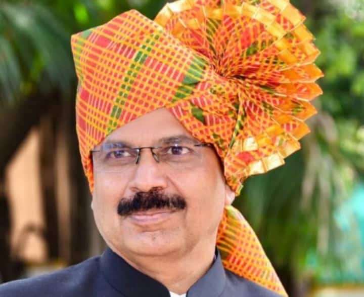 नाशिकचे विभागीय आयुक्त राधाकृष्ण गमे यांना कोरोनाची लागण झाली आहे. त्यांनी दोन दिवसांपूर्वीच कोरोनाची लस घेतली होती. त्यांच्या कुटुंबातील 3 जणांचे अहवाल निगेटिव्ह आले आहेत.