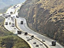 मुंबई - पुणे Express Way वरील बोरघाट बनतोय 'डेंजर झोन'