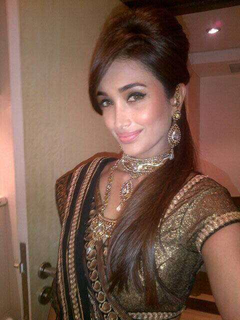 जियाच्या मृत्यूचे नेमके कारण अद्याप समजू शकले नाही. आज आपल्यात जिया खान जरी नसली तरी तिच्या छोट्याशा प्रभावशाली कारकिर्दीमुळे ती कायम स्मरणात राहील.